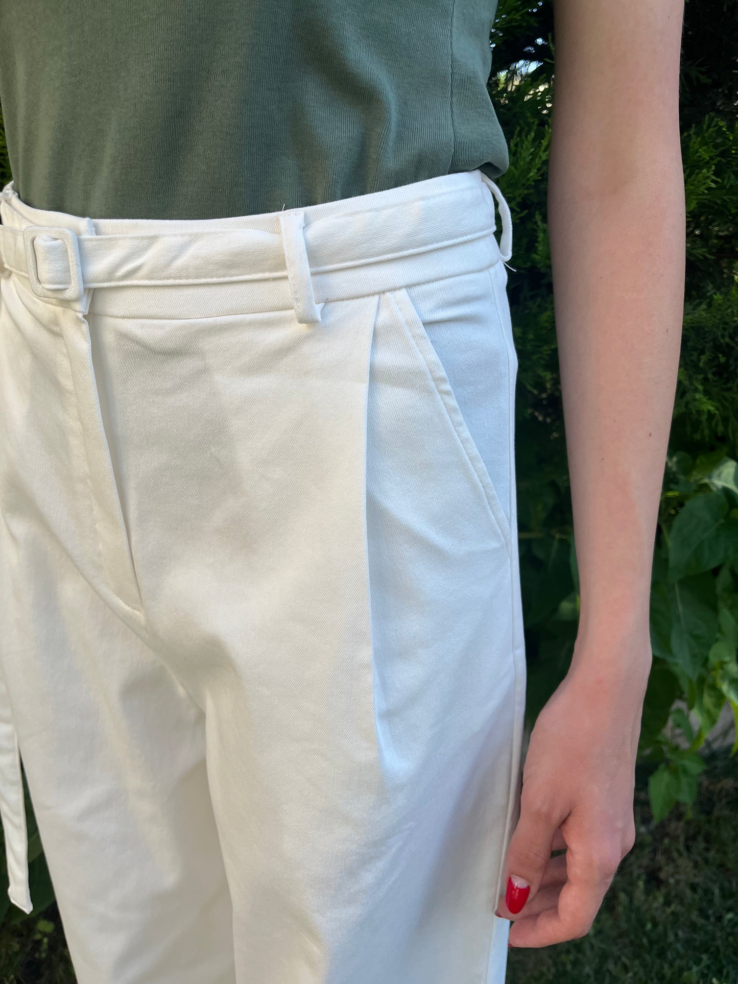 Beyaz Kemer Detaylı Wide Leg Pantolon