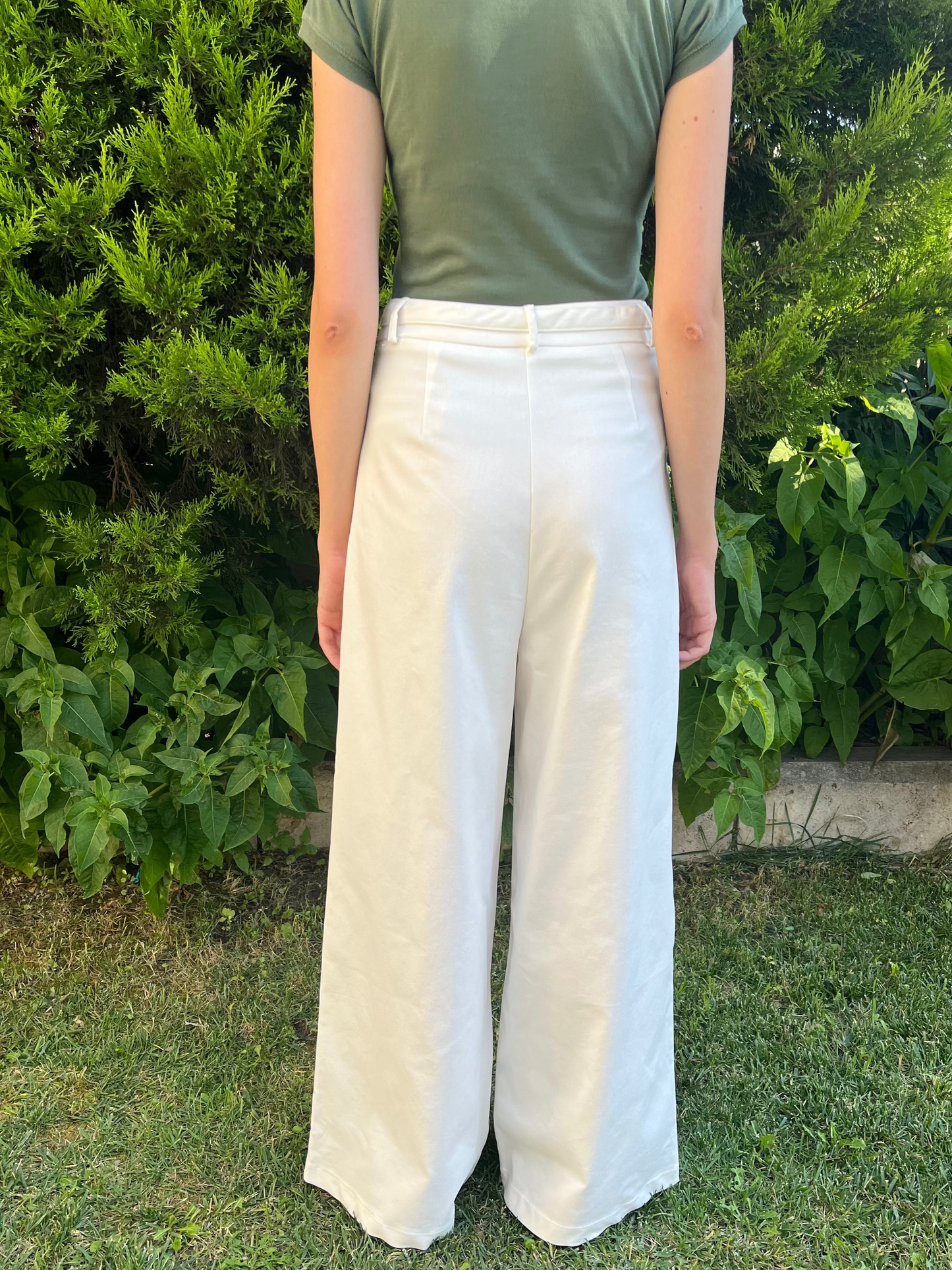 Beyaz Kemer Detaylı Wide Leg Pantolon