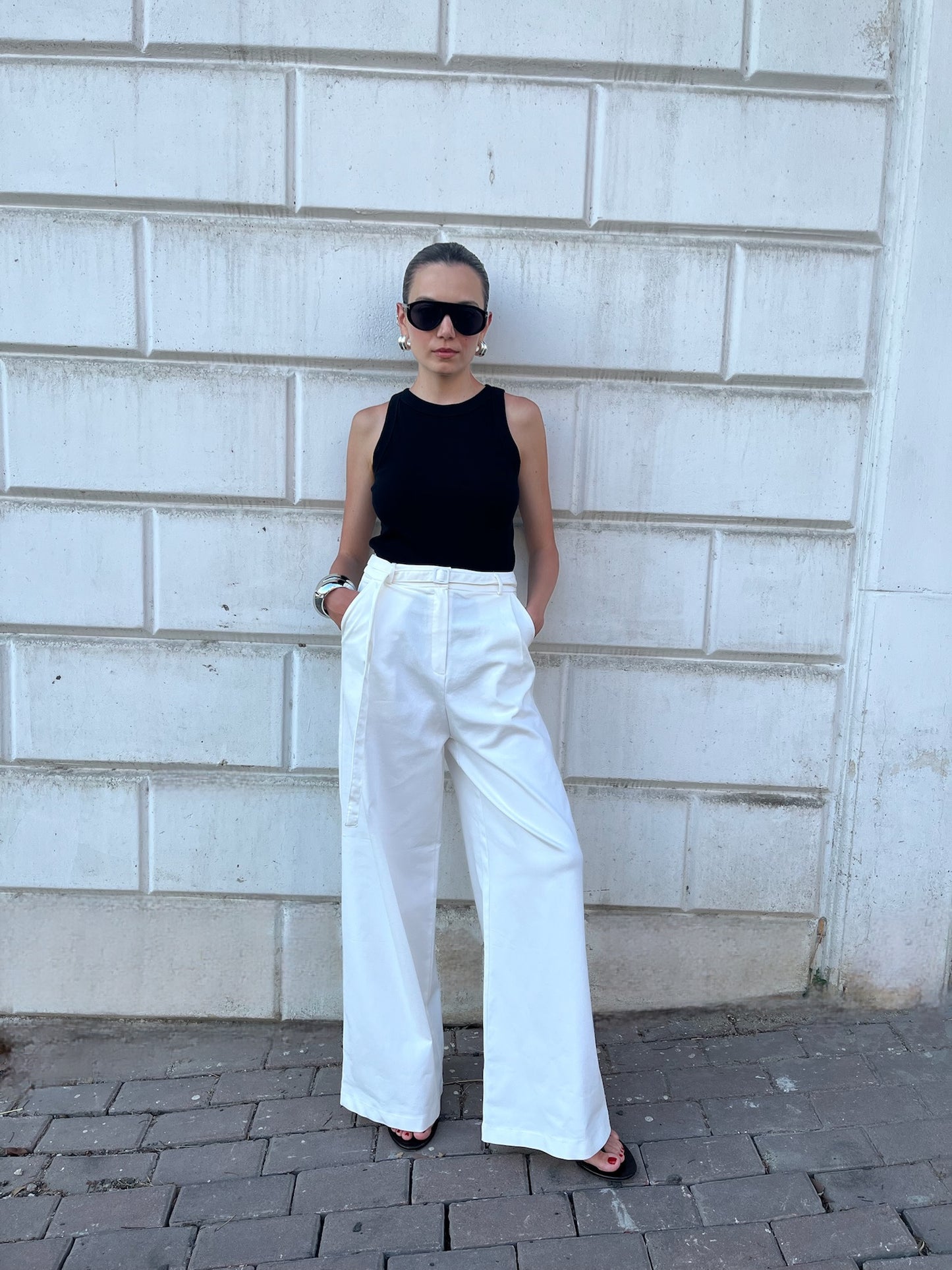 Beyaz Kemer Detaylı Wide Leg Pantolon